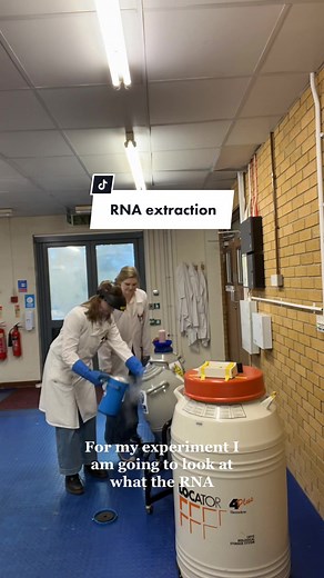 RNA extraction day 🧬 #biochemistry #microbiology #masters #mastersstudent #universityofwarwick #warwickuni #student #lifescience #biology #biomedicalscience #phage #bacteriophage #phagetherapy #research #academia #womeninscience #antibioticresistance #womeninstem #crispr #university #universitystudent #studentlife #scienceblogger #sciencecommunication #lifesciencestudent #laboratoryscientist #geneticengineering #science #university #dayinthelife #rnaextraction #liquidnitrogen