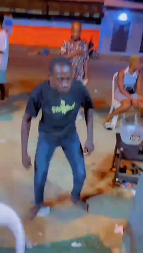 La musique Akyé a conquis le cœur de Aguissai. Ici ,démonstration il est dans une démonstration sur le son de Api Christine de Willys Dj le beau Prince de la musique Akyé. | Attié Oyéee