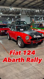 Fiat 124 Abarth Rally Originariamente una spider elegante, è stata trasformata da Abarth con caratteristiche da corsa, tra cui l’hard-top nero ed il cofano nero opaco per ridurre i riflessi oltre i parafanghi allargati. #car #abarth #italiancars #fiat #automotive | Onlycars