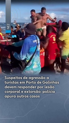 NE2 on Instagram: "Representantes das Polícias Civil e Militar de Pernambuco convocaram uma entrevista coletiva, nesta segunda-feira (29), para falar sobre as agressões sofridas por um casal de turistas em Porto de Galinhas. A delegada geral adjunta da Polícia Civil, Beatriz Leite, disse que 14 comerciantes que participaram das agressões foram identificados e que alguns deles seriam reincidentes. De acordo com a gestora, os envolvidos podem responder por lesão corporal, extorsão e crimes relacio
