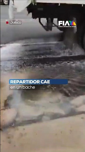 ¡Por poco tragedia! Fuga de agua provoca socavón en Guadalajara y repartidor cae en él