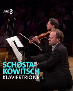 17 Jahre alt war Schostakowitsch, als er sein Klaviertrio komponierte 😮 Und trotzdem meint man schon den nervös-melancholischen Unterton herauszuhören, der in so vielen Werken Schostakowitschs hervortritt. 🎶 Diese Aufnahme des Klaviertrios ist neu in der ARD Mediathek! 👉 Ihr könnt sie auf ard-klassik.de ansehen und anhören. #Schostakowitsch #wdr WDR Sinfonieorchester | ARD Klassik
