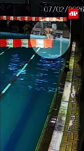 Vídeo mostra professora passando mal na piscina horas antes de morrer em SP #shorts