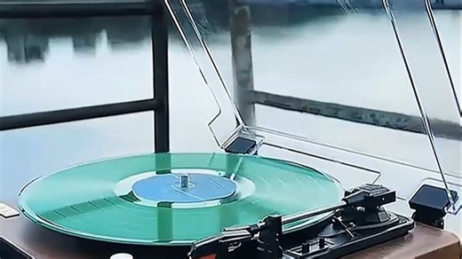 亲测好物！索尼PS-LX300USB复古黑胶唱机，无线蓝牙连接，兼容老唱片与现代设备，客厅播放氛围感拉满，音乐更动人。