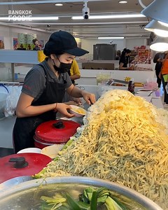 Thai Fish Maw Soup in Bangkok 🔥 | Bangkok Foodie