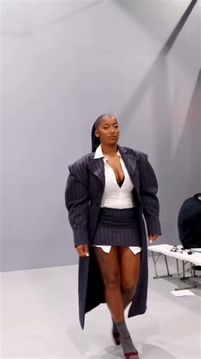 Te'a Cooper on Instagram: "#mybabyproudofme #NYFW FULL OUTFIT: @shaonewyork HEELS: @stevemadden SOCKS: @stevemadden @sadejennine MAKE UP ARTIST 🫶 @missluxemonroe PR"