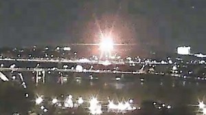 Flugzeugabsturz in Washington: Einsatzkräfte suchen weiter nach Opfern – Neues Video aufgetaucht