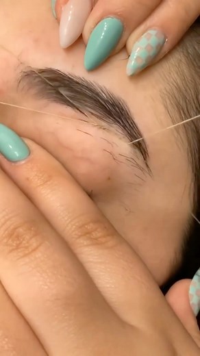 Eyebrows on Instagram: "Brow threading so so satisfying #eyebrows #brows #browthreading #threading"