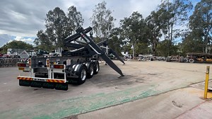 Our O'Phee BOXLOADER is poetry in motion 🎵 With newly designed chassis and cranes, a light 9.9 tonne tare has been achieved. On Hendrickson Intraax with HXL7 hubs fitted with polished alloy wheels and two radio remote controls, it’s as fast and efficient as it is graceful. And the best part? It’s available now for immediate delivery. Don’t miss out on this perfect blend of speed and elegance. For more information: ☎️ 07 3271 5888 📨 sales@thedrakegroup.com.au #thedrakegroup #opheetrailers #boxl