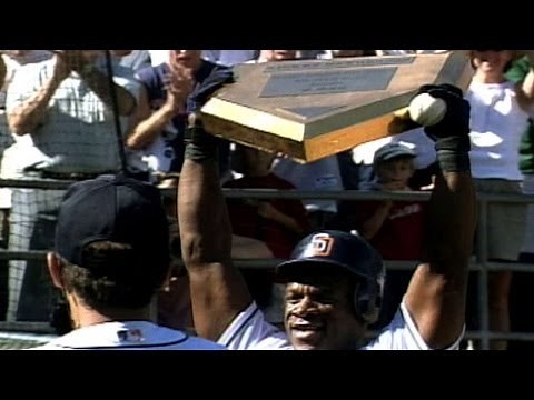 LAD@SD: Henderson becomes all-time runs scored leader