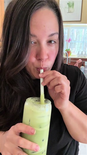 TOASTED COCONUT🥥MATCHA🍵 4 grams (2 tsp) ceremonial grade Matcha 1/4 cup hot water (but not boiling or will make matcha bitter) Large glass with ice 1 cup @fairlife 2% milk 3 tbsp @chobani Toasted Coconut Vanilla Creamer Method: 1. Whisk matcha powder with a splash of water and whisk until smooth and creamy. 2. Pour in 1/4 cup of hot water (about 176 degrees F) and whisk until frothy. 3. Add ice to glass, milk (of choice) and prepared matcha. 4. Froth cold foam in a milk frother or an electric 