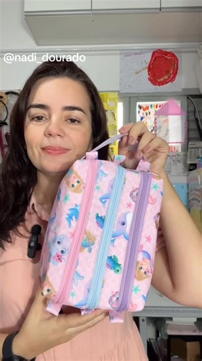 Nadi Dourado • Enxoval bebê | Bordados | Presentes on Instagram: "🎒✨ Estojo triplo para voltar às aulas com tudo em ordem! Tecido lindo no tema sereia. Esse é da Eloá Cruz @karla.oliveira17 muito obrigada pela confiança e carinho de sempre. Amplo, super funcional e perfeito para quem ama organização 📚✏️ ✔️ Compartimentos triplos ✔️ Forro impermeável ✔️ Cabe todos os materiais ✔️ Alça de mão para facilitar no dia a dia 💖 Disponível com ou sem nome bordado: ✨ R$95,00 – com aplique de nome borda