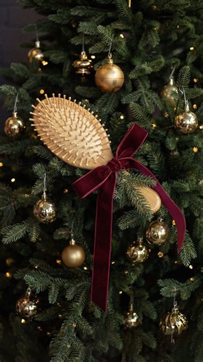 Monarca Ulje | Hair & Scalp Rituals on Instagram: "A little Christmas gift from us. 🎄 Free Brush with every order, today and tomorrow only. Because good hair days deserve the right tools. Note: Just add the brush to your cart, it will be free at checkout. ✨ Ends December 25 at 11:59 PM EST. Once it’s gone, it’s gone. Shop now → monarcaulje.com"