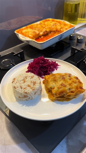 Beşamel soslu tavuklu patates Tarif👇❤️🌷 4.5 adet patates 500 @erpilictavukculuk but ızgara (Reklam İşbirliği) 1 adet kırmızı biber 2 adet yeşil biber 1 adet soğan 1 yemek kaşığı salça 1 tatlı kaşığı toz kırmızı biber 1 çay kaşığı karabiber 1 çay kaşığı tuz 5.6 yemek kaşığı sıvı yağ 1 çay bardağı su Beşamel sos için ; 1 .5 yemek kaşığı un 2 su bardağı süt 1 tatlı kaşığı tereyağ Tuz ,karabiber Üzeri için Rendelenmiş kaşar peyniri Hazırlanışı Patatesleri yıkayıp kabuklarını soyuyoruz. Yuvarlak di