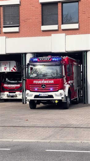 Strandweg Wache Bamberg mit HLF und DLK auf Einsatzfahrt #ständigewachebamberg #feuerwehr #bamberg #einsatzfahrt #schnellzug @blaulichtspotter.bamberg @Einsatzfahrzeug_Nürnberg @lfd_buffer2000 @Einsatzfahrten.bamberg