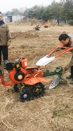 Export-type multi-functional hand-held double-chain track small micro-tiller, one machine with multiple functions, saving labor and effort, can be used with various agricultural tools, simple and flexible operation, suitable for use in various complex terrains, a good helper for agricultural planting!#Factory #tractor #daily #tiktok #fyp #Microtiller#agriculture#agricultural machinery#Agricultural planting#export trade#Factory sales