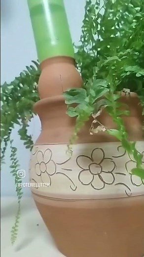 Arrosez votre pot de fleurs avec un cône d'arrosage en terre cuite