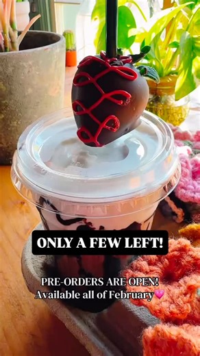 February just got sweeter 💕 Meet our Love You Latte Tray — the perfect little pick-me-up for your bestie… or yourself (because boo or no boo, this one’s for YOU). ✨ Includes: 🍓 Chocolate Covered Strawberry Latte 🧁 Peach Bellini Cupcake 🌸 Two crocheted flower coaster bundles two scrunchies (hand-made locally!) Why buy flowers that die when you can sip, snack, and keep the blooms forever? Chocolate covered strawberry & cupcake made by Tiers By Stephanie 💗 Crocheted flower bundles hand-made lo