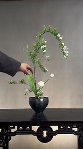 548K views · 12K reactions | How to compose and choose branches for DmenFlower arrangement with handball flowers! #teachesflowerarrangement #teachesflower #flowersarttrainning #dmenflower #canbox #orientalflower #arrangementflower #flowers | D’men Flowers | Facebook