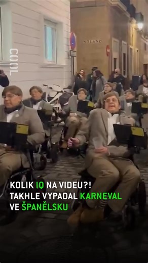 Tenhle výstup byl součástí oficiální soutěže karnevalových skupin COAC 2026 ve španělském Cádizu. 👀 Šlo o satirické vystoupení inspirované Stephen Hawkingem, které pracovalo s fyzikou i tématem pohybového omezení. Důležitý detail na konec. Použité invalidní vozíky budou darovány charitám podporujícím lidi s ALS. 🤝 #primacool | Prima COOL