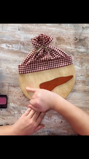 Primitive snowman using a round from Hobby Lobby ☃️ | Burlap Kitchen