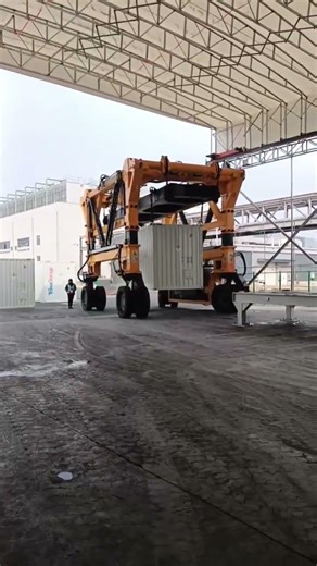 The straddle carrier has been delivered to the customer site.#straddle carrier#crane #factory