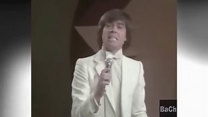 Luis Ángel Márquez Vicente es un cantautor argentino. Desde temprana edad Luis Ángel comenzó a tomar clases de música, graduándose a los doce años de edad, como profesor de acordeón a piano, teoría y solfeo, al mismo tiempo que cursaba la escuela primaria. | Baúl del Tiempo