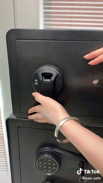 Hoe to set a new fingerprint 👍#safe #safetybox #moneybox #safety #jewelry #moneybox #money #cabinet #fingerprint