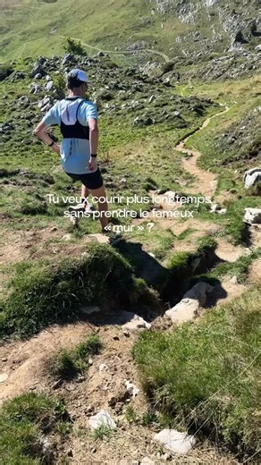 Trail Running Lab on Instagram: "Tu veux courir plus longtemps sans prendre le mur ? Le mur n’arrive pas par hasard. Il arrive quand la gestion s’effondre. • départ trop rapide 🏃‍♂️💨 • pas assez d’endurance construite à l’entraînement • manger trop tard 🍌 • boire trop peu 💧 • vouloir “tenir” au lieu de s’adapter Pour durer plus longtemps : • ralentis les premiers kilomètres • entraîne-toi vraiment en endurance fondamentale • mange avant d’avoir faim • bois régulièrement • apprends à lever le