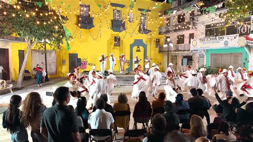 Ballet Folclórico del Puerto de Veracruz: Jarochas y Jarochos Bailando 'El Colás' en la Plazuela de la Campana