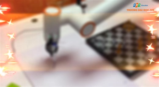 🎨 KHI CÁNH TAY ROBOT "HỌA" LẠI NÉT VẼ Bạn nghĩ robot chỉ là những cỗ máy vận hành bằng dòng lệnh khô khan? Tại FPTU, công nghệ còn được ứng dụng để thực hiện những thao tác đòi hỏi sự khéo léo và tỉ mỉ. 🖋️ Từ lý thuyết đến ứng dụng thực tế: ▪️Thay vì chỉ nằm trên màn hình, kỹ thuật lập trình giúp robot tái hiện lại từng nét vẽ dựa trên hình ảnh mẫu một cách chuẩn xác. ▪️Từng cử động nhỏ của cánh tay máy đang dần mô phỏng lại các thao tác thủ công một cách chi tiết và mềm mại. ▪️Đây là thành qu