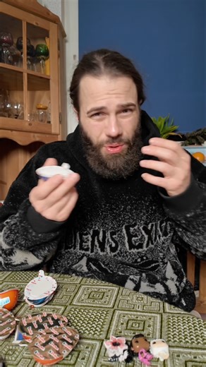 Heute packe ich eine GANZE Palette der Kinder Joy Stranger Things Edition aus! 👾🔥 Wir schauen gemeinsam, welche Figuren drin sind, wie oft sie vorkommen und ob sich die Serie wirklich lohnt! Die Stranger Things Kinder Joys bringen ikonische Charaktere aus der Netflix-Serie – perfekt für Fans, Sammler und Unboxing-Liebhaber. 🙌✨ 👉 Welche Stranger Things Figur ist euer Favorit? 👉 Soll ich noch mehr komplette Paletten auspacken? 📌 In diesem Video: • Kinder Joy Stranger Things Palette • Alle Fi