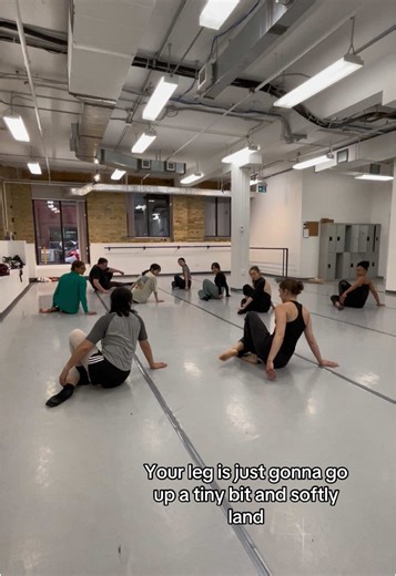 Alli gives amazing floorwork tips and tutorials in her beginner contemporary class! Ever wanted to learn or improve your contemporary skills? Alli’s class is wonderful to learn new skills, work on basics, and brush up on your technique! She teaches beginner contemporary every Thursday from 7:30-9:00 P.M. #toronto #dance #torontolife #contemporary