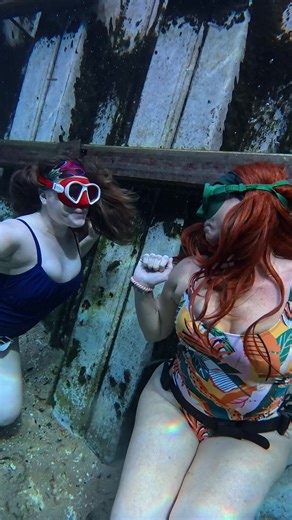 Merry Christmas from two silly, fun, water-loving ladies @colleen_onebreathatatime Have a beautiful day everyone! #underwater #dive #floridasprings #christmas #fyp
