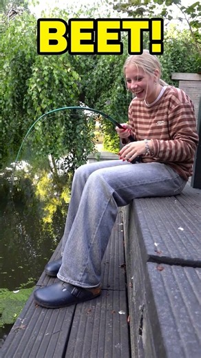 Wie vangt de MEESTE VIS binnen 30 MINUTEN achter bij ons in de SLOOT? #vissen #sloot #shorts