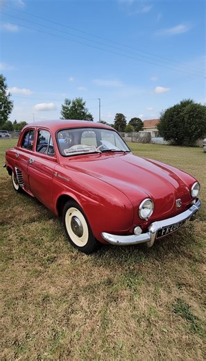 Renault Dauphine, la petite Française qui a conquis le monde, avec son look tout en rondeur, sa taille compacte et son charme des années 50, elle a fait craquer des millions d’automobilistes. Économique, mignonne et pleine de personnalité… La Dauphine, c’est un vrai morceau d’histoire sur roues #renault #dauphine #car #auto #classiccar #automobile #passionauto #youngtimer #youngtimers #passionautomobile #carlover #carlovers #classiccars #voiturefrançaise #vintagecar #vintagecars #rasso #ancienne