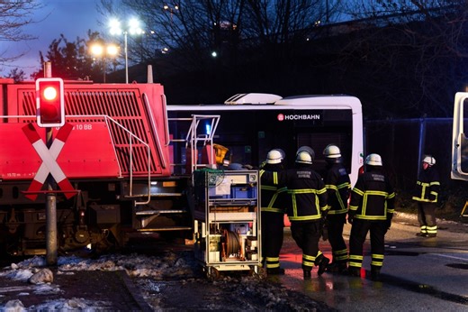 Ein Toter und mehrere Verletzte im Bus bei Unfall in Hamburg