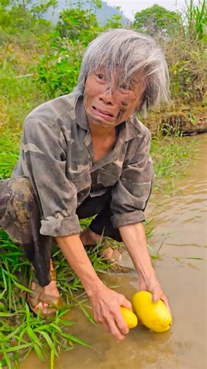 Survival skills: SIMPLE but VERY USEFUL with a really funny mango #shorts