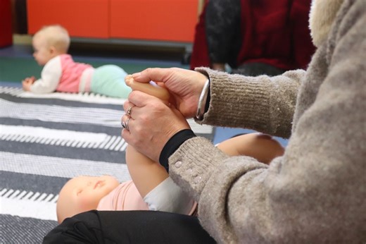 « On tourne les petits doigts de pied. Ça chatouille, hein ? » : on a assisté à une séance de baby yoga