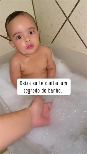 Banho não é só limpar… é ritual, vínculo e aprendizado 🫧🛁💙 Deixar o bebê brincar na água ajuda ele a entender que o banho é um momento seguro e prazeroso, não algo apressado ou tenso. A espuma vira brinquedo, a água vira descoberta, e o colo vira abrigo. ✨ Por que o banho é tão importante? • Estimula os sentidos (toque, temperatura, movimento) • Ajuda a liberar tensões do dia • Gasta energia de forma saudável: chutinhos, bracinhos, risadinhas 💦 • Relaxa a musculatura • Acalma o sistema nervo