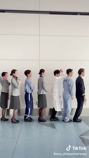 7職種集まった🤝💙#allnipponairways #CA #ラウンジ #グラハン #GS #シェフ #整備士 #パイロット #グランドスタッフ #グランドハンドリング #ANAC #仲間 #チーム #職業紹介 #空港 #羽田空港