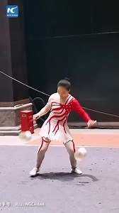 How to spin a diabolo, or kongzhu in Chinese? See some stunning diabolo playing skills shown by Chinese masters. | Chinese Embassy in Cambodia-中华人民共和国驻柬埔寨王国大使馆