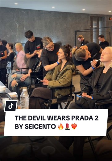 Todos quieren ser alumno Seicento… 💄✨ Pero aquí no es solo maquillaje bonito. Es backstage real, presión, cambios en segundos y decisiones que no pueden esperar. Nuestro ProTeam Seicento maquilló a más de 50 modelos en la pasarela de El Diablo Viste a la Moda… ritmo, precisión y cero margen de error. 💄🔥 Porque el glamour se ve increíble… pero lo que te hace profesional pasa detrás. Si estás buscando dónde estudiar maquillaje, una escuela de maquillaje profesional cerca de ti, aquí es donde to