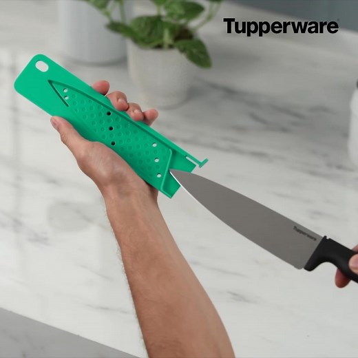 Chop, cut, and slice with ease! Designed for everyday cooking to chop, slice, dice and cut through cabbage, pineapple, pumpkin, watermelon, or other harder foods without difficulty. The flat part of the blade can also be used to crush garlic cloves. | Tupperware Malaysia