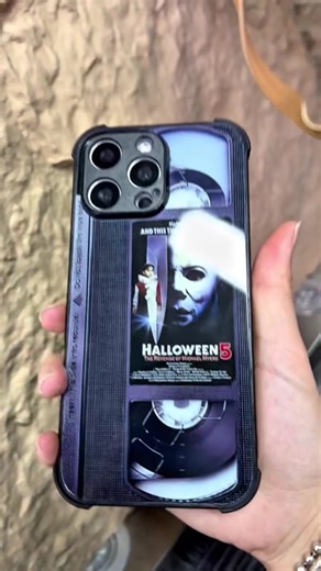 🎃 Halloween fans, look! 🦇 This case has Michael Myers (Halloween), Scream’s ghostface, Coraline, Jack Skellington (The Nightmare Before Christmas), plus pumpkins, ghosts, “Trick or Treat” & spooky skeletons. A total Halloween movie mashup for your phone! Tough & stylish. Tap to get spooky! 🚀 #Halloween #Horror #scream #michaelmyers #jack