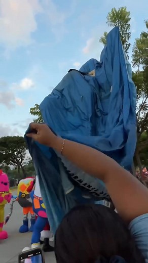 62K views · 688 reactions | Santa Claus tuvo un pequeño percance al aterrizar en Plaza Mundo #Usulután #elsalvador. | City Channel Santa Maria | Facebook