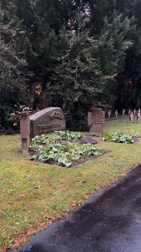 Das Denkmal der 260. Infanterie-Division. Die Division war während dem 2. Weltkrieg an der West- und Ostfront eingesetzt. Während der sowjetischen Sommeroffensive 1944 wurde die Division im Kessel von Minsk komplett vernichtet. Neben dem Denkmal stehen zwei Kreuze, auf denen die Feldfriedhöfe der Division aufgelistet sind, die während dem Krieg im Osten errichtet worden sind. #denkmal #erinnerungen #ww2 | WEINconcepts