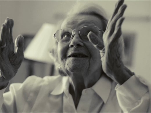 🤍 Teresa Ávila | 1919 - 2025 O exemplo de longevidade e de celebração da vida. A nossa Teresinha partiu esta noite, mas deixa no coração de todos o ensinamento de que o amor é sempre o segredo. "Fui muito feliz sempre. Com muito amor, muito carinho, muito respeito", dizia-nos. Veio do Algarve para Lisboa, para casa de uns tios. No Parque Mayer viu um espetáculo e ficou fascinada: "Era o tempo do Vasco Santana e da Teresa Gomes, estava lá na plateia, e quando abriu o pano, e eu vejo aquelas meni