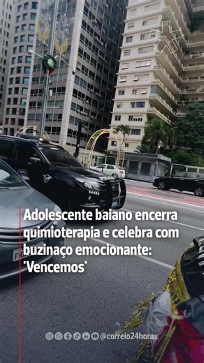 JORNAL CORREIO | BAHIA on Instagram: "VEJA VÍDEO | Em um gesto que emocionou quem passava pela Avenida Paulista, em #SãoPaulo, Zac Saraiva, adolescente baiano de 16 anos, encerrou seu tratamento de quimioterapia contra o câncer. A família organizou um buzinaço em frente à unidade de saúde, transformando o momento em uma celebração de vida. “Minha última quimio, buzine. Vencemos. Acabou”, dizia a mensagem no carro de Zac, que chamou atenção de pedestres, motoristas de ônibus e policiais. O vídeo 