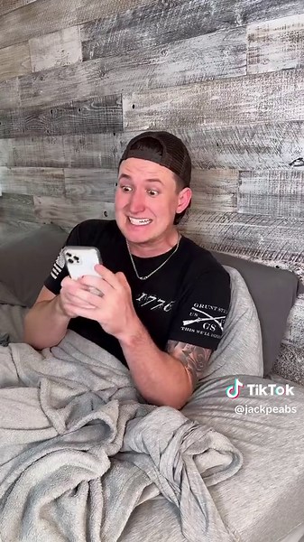 How parents text 😂😂 #parents #texting #relatable | Parents